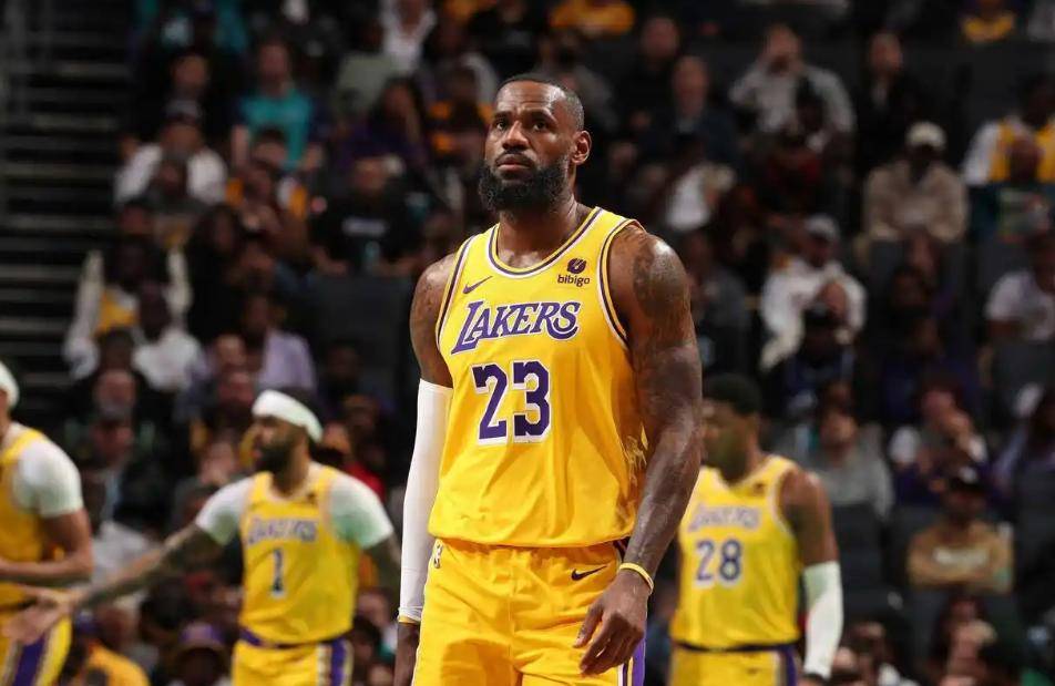 爱游戏体育-关于詹姆斯迎来二十赛季出色发挥，公牛观众热烈欢呼！的信息